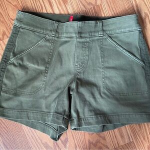 SPANX Stretch Twill Shorts 5” inseam. Olive color. Size MEDIUM- NEW WITHOUT TAG.